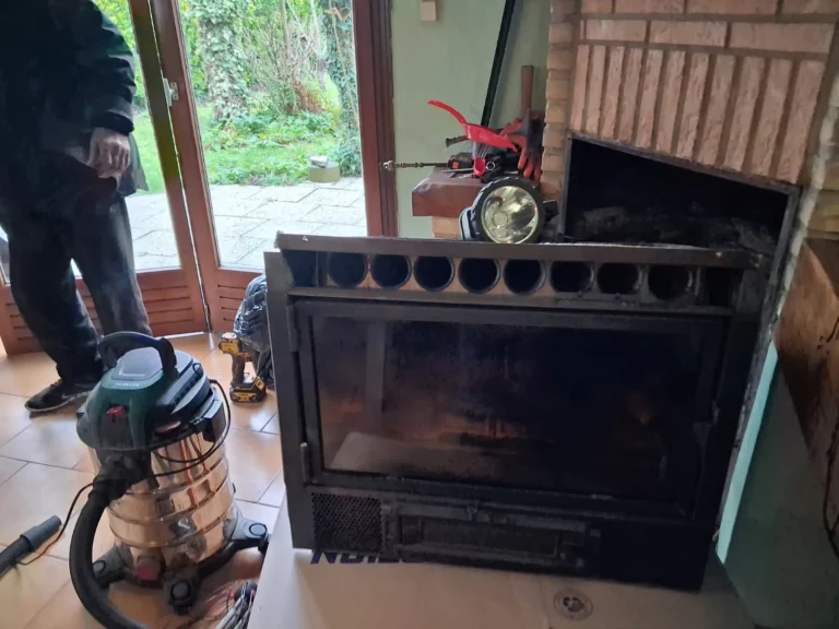 Cheminée à insert fermé pendant le ramonage