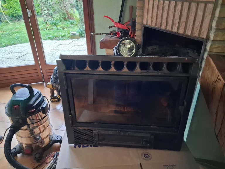 Cheminée à insert fermé pendant le ramonage