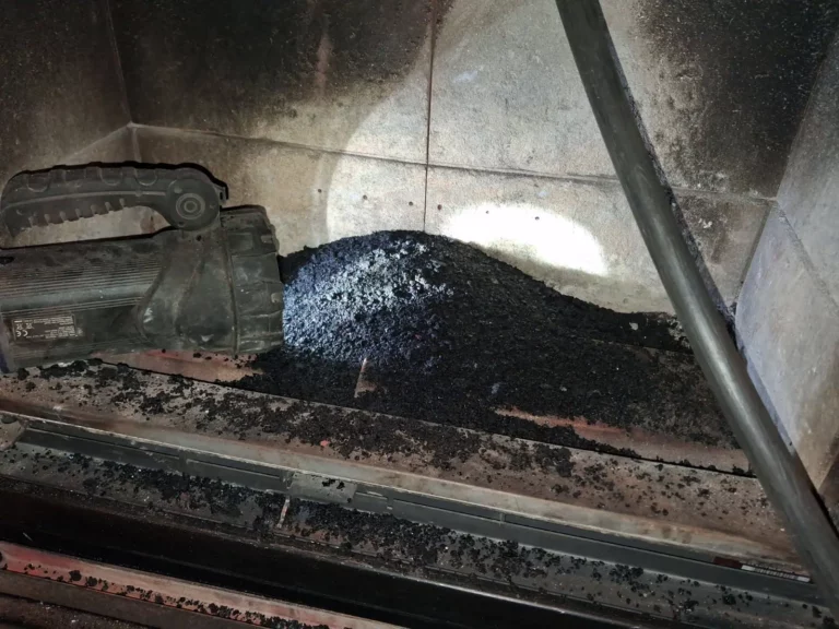 Photo insert fermé durant le ramonage avec un tas de suie